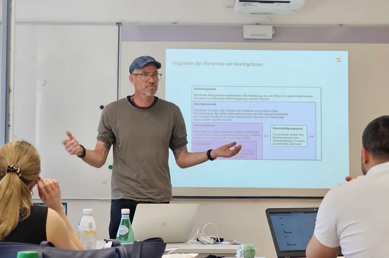 Michael Schranz doziert Marketing und Digitalstrategie an der Schweizer Hochschule HSO
